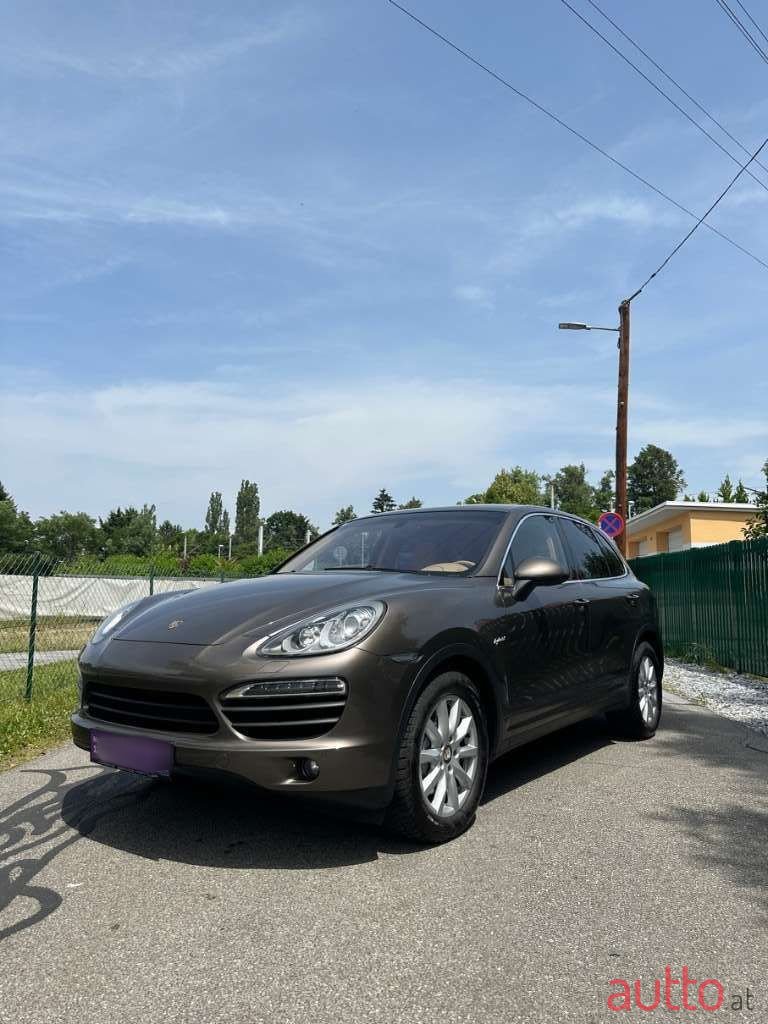 2011' Porsche Cayenne photo #2