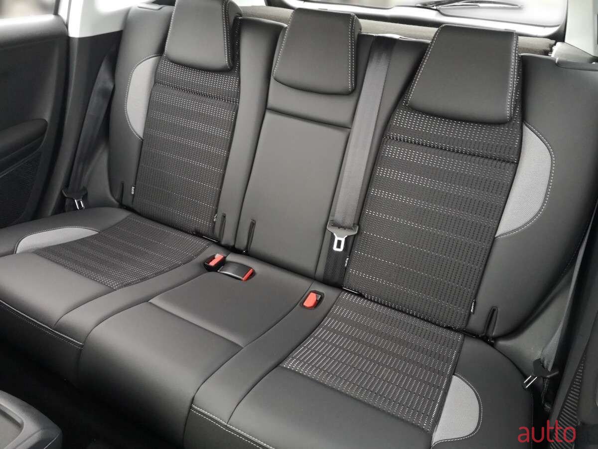 2018' Peugeot 2008 photo #3