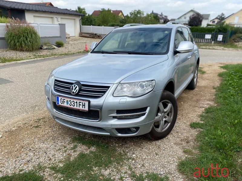 2008' Volkswagen Touareg photo #1