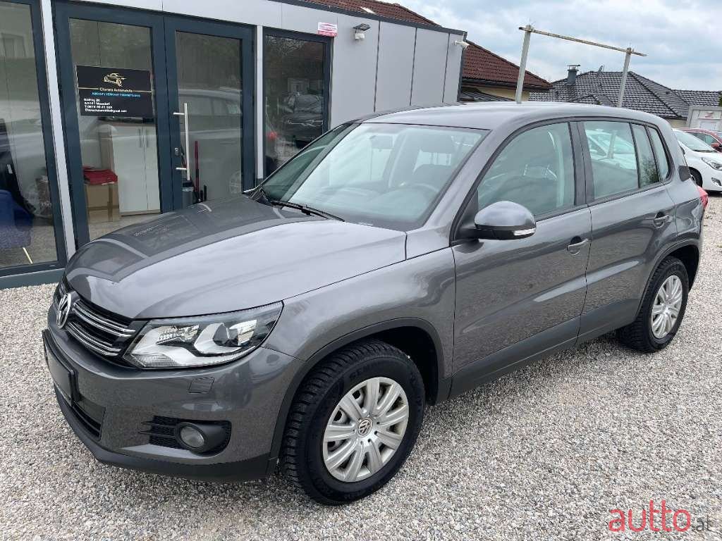 2011' Volkswagen Tiguan photo #1