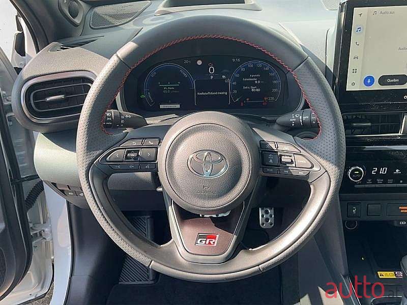 2024' Toyota Yaris Cross photo #2