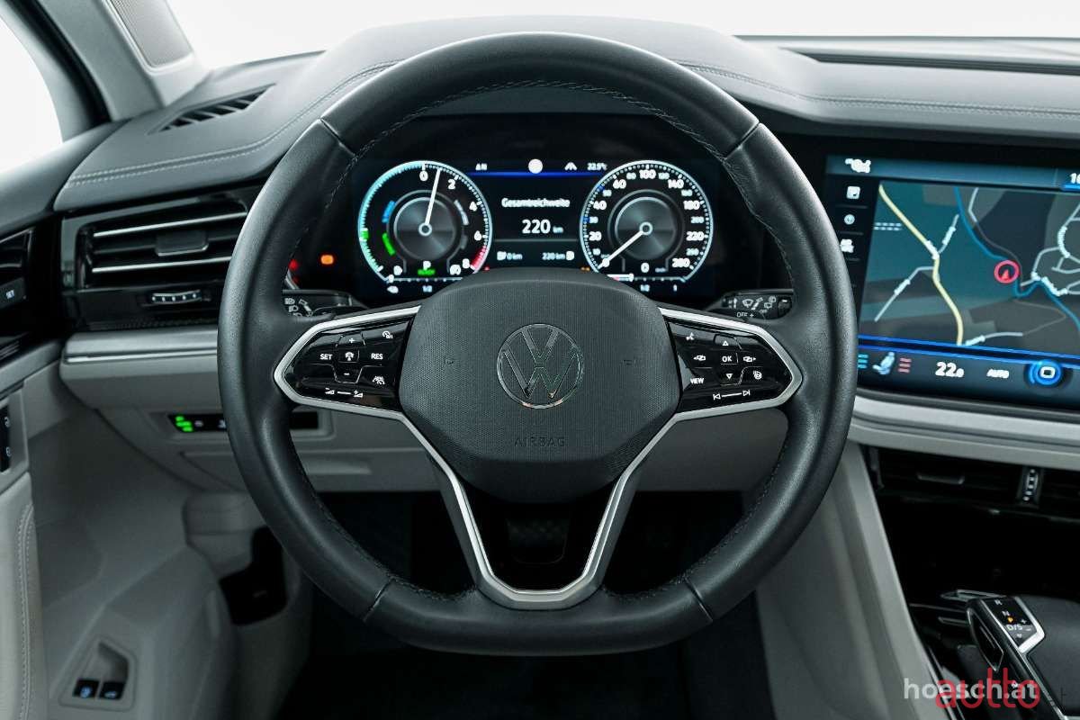 2022' Volkswagen Touareg photo #6