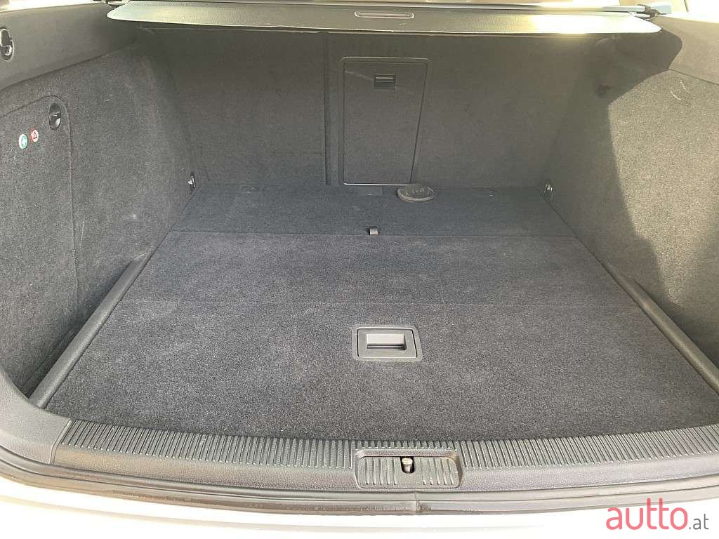 2011' Volkswagen Golf photo #5