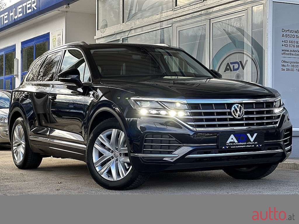 2019' Volkswagen Touareg photo #2