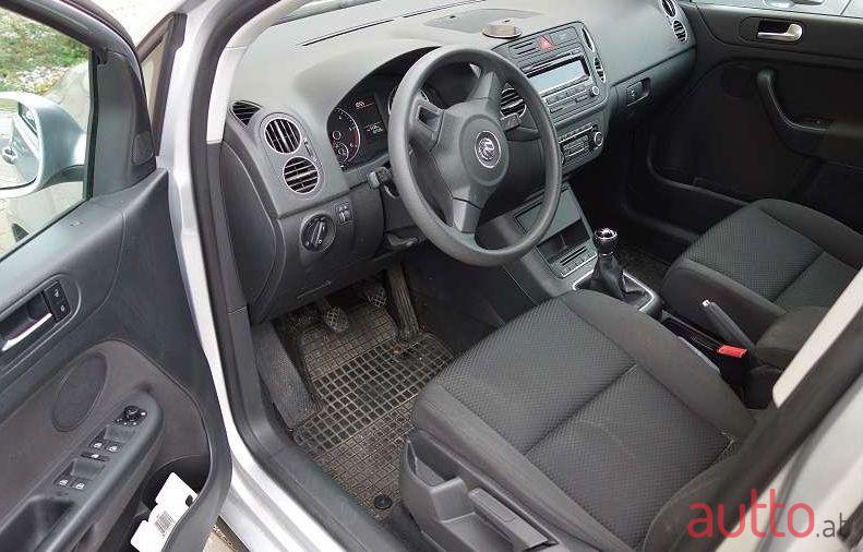 2011' Volkswagen Golf photo #1