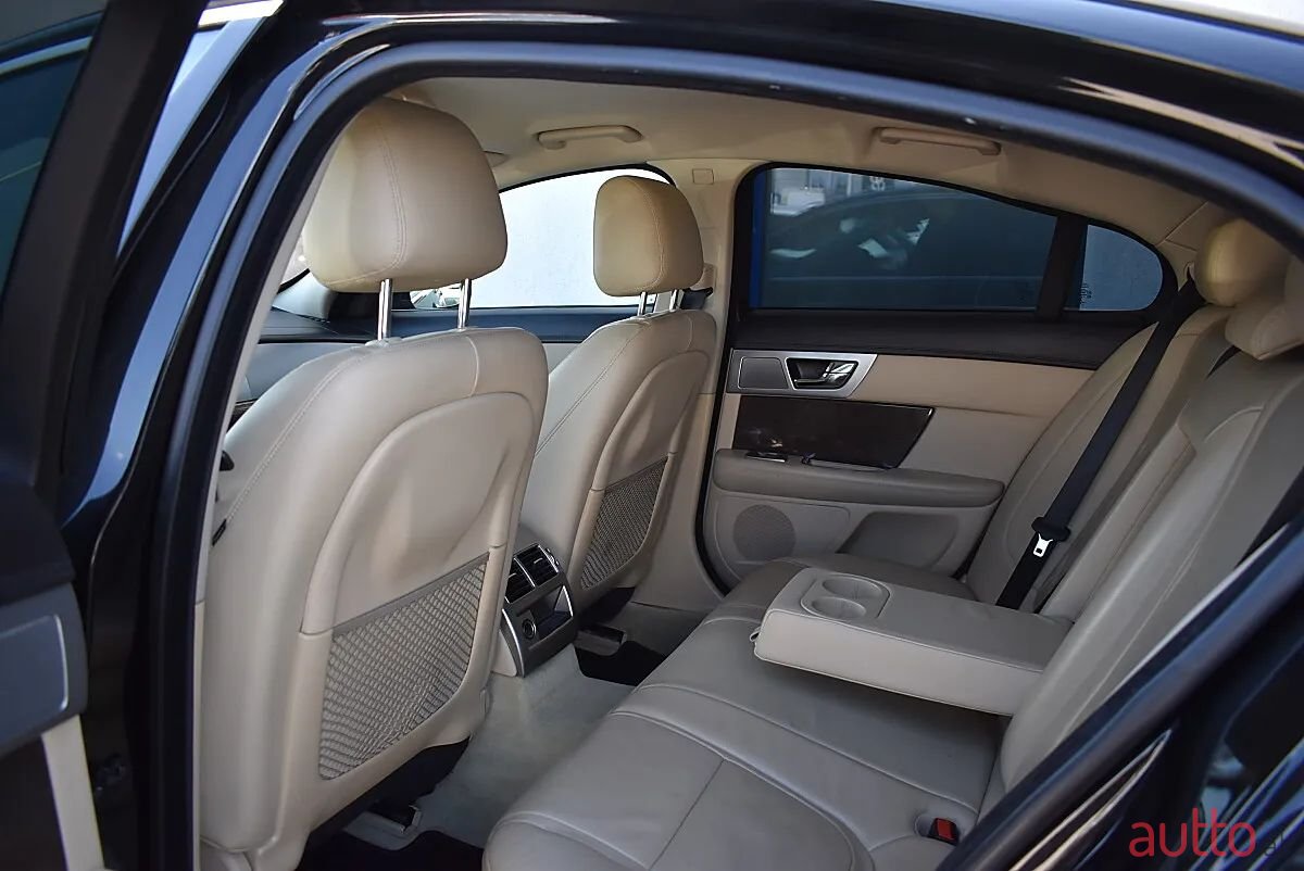 2013' Jaguar XF photo #6