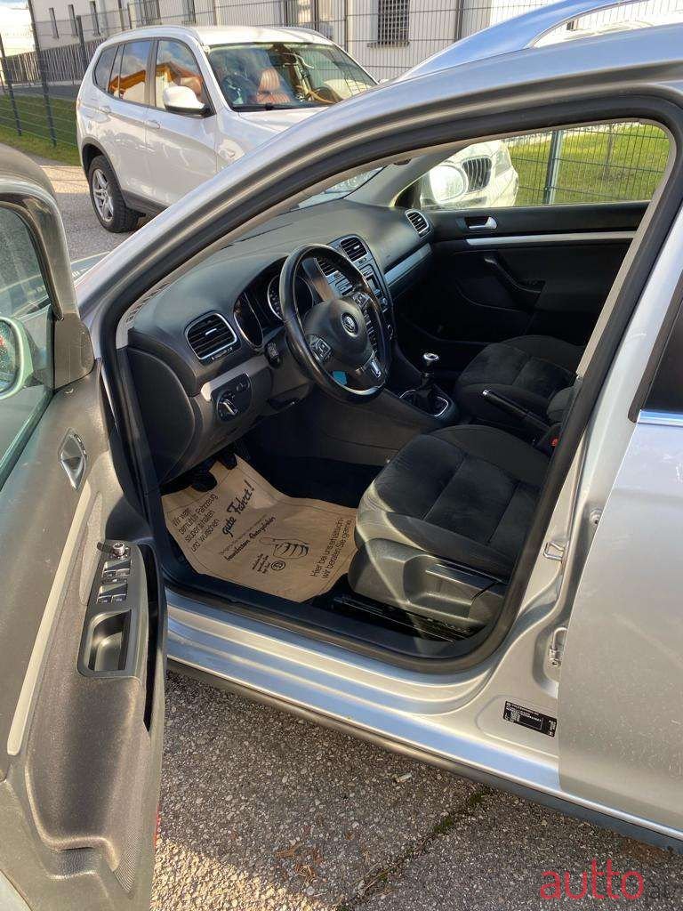 2011' Volkswagen Golf photo #2