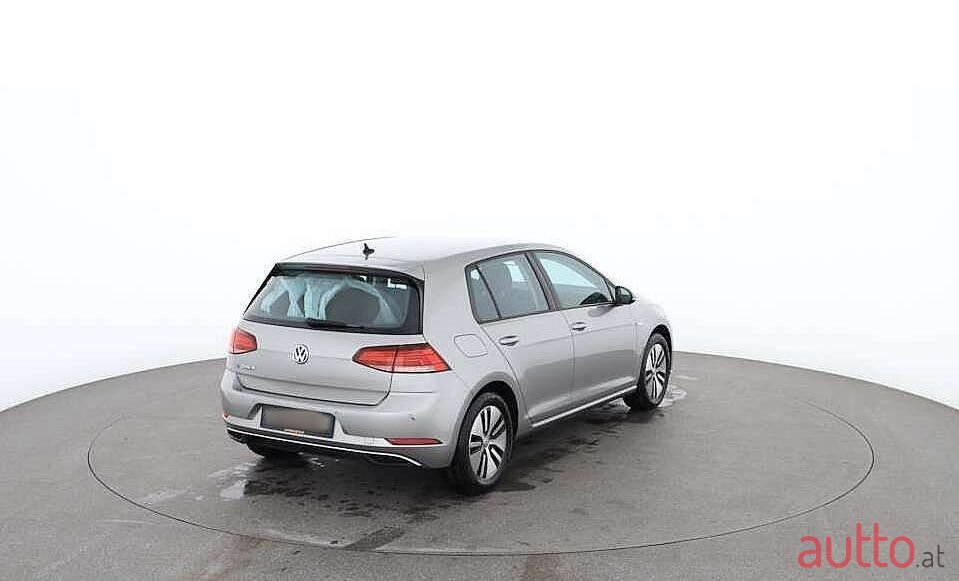 2018' Volkswagen Golf photo #3