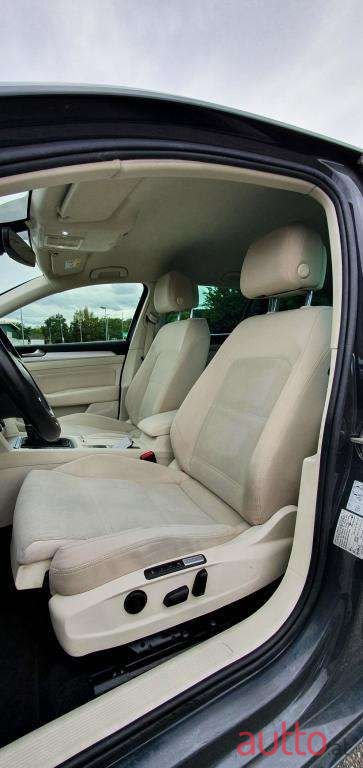 2017' Volkswagen Passat photo #5