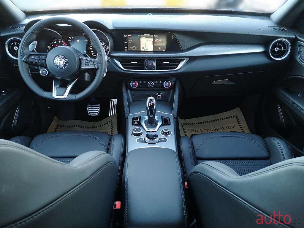 2022' Alfa Romeo Stelvio photo #4