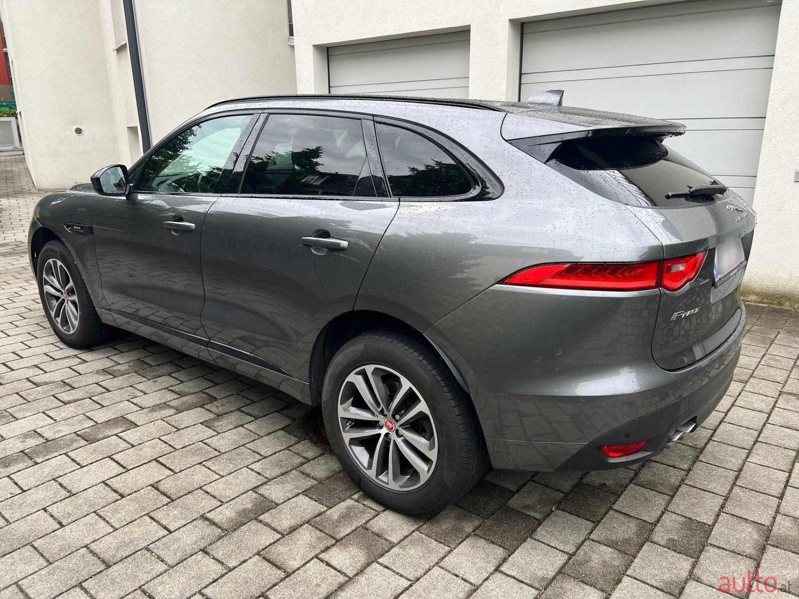 2017' Jaguar F-Pace 20d AWD R-Sport photo #3