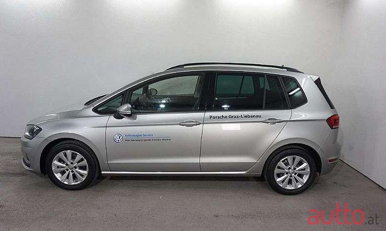 2019' Volkswagen Golf photo #1