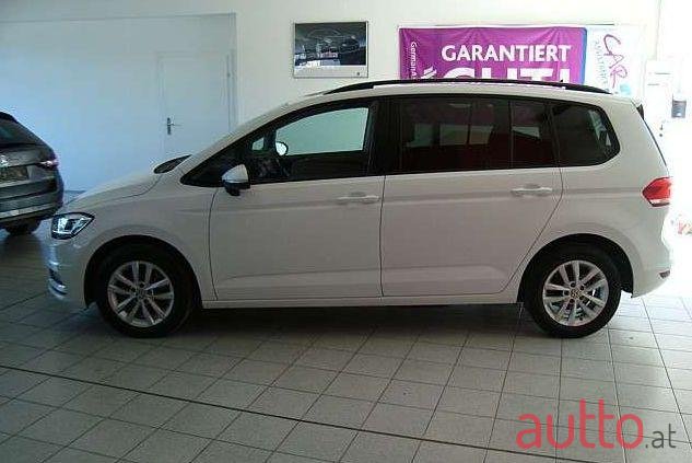 2017' Volkswagen Touran photo #1