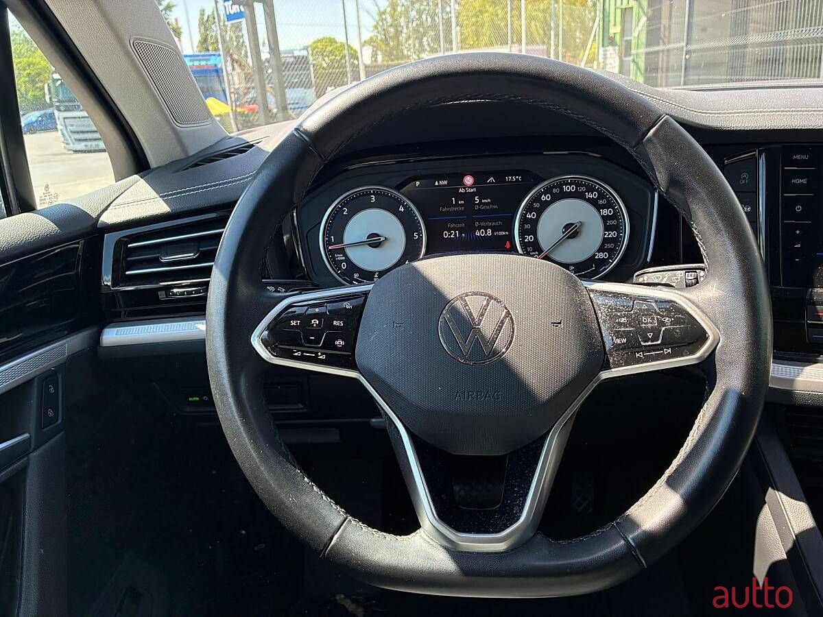 2021' Volkswagen Touareg photo #6