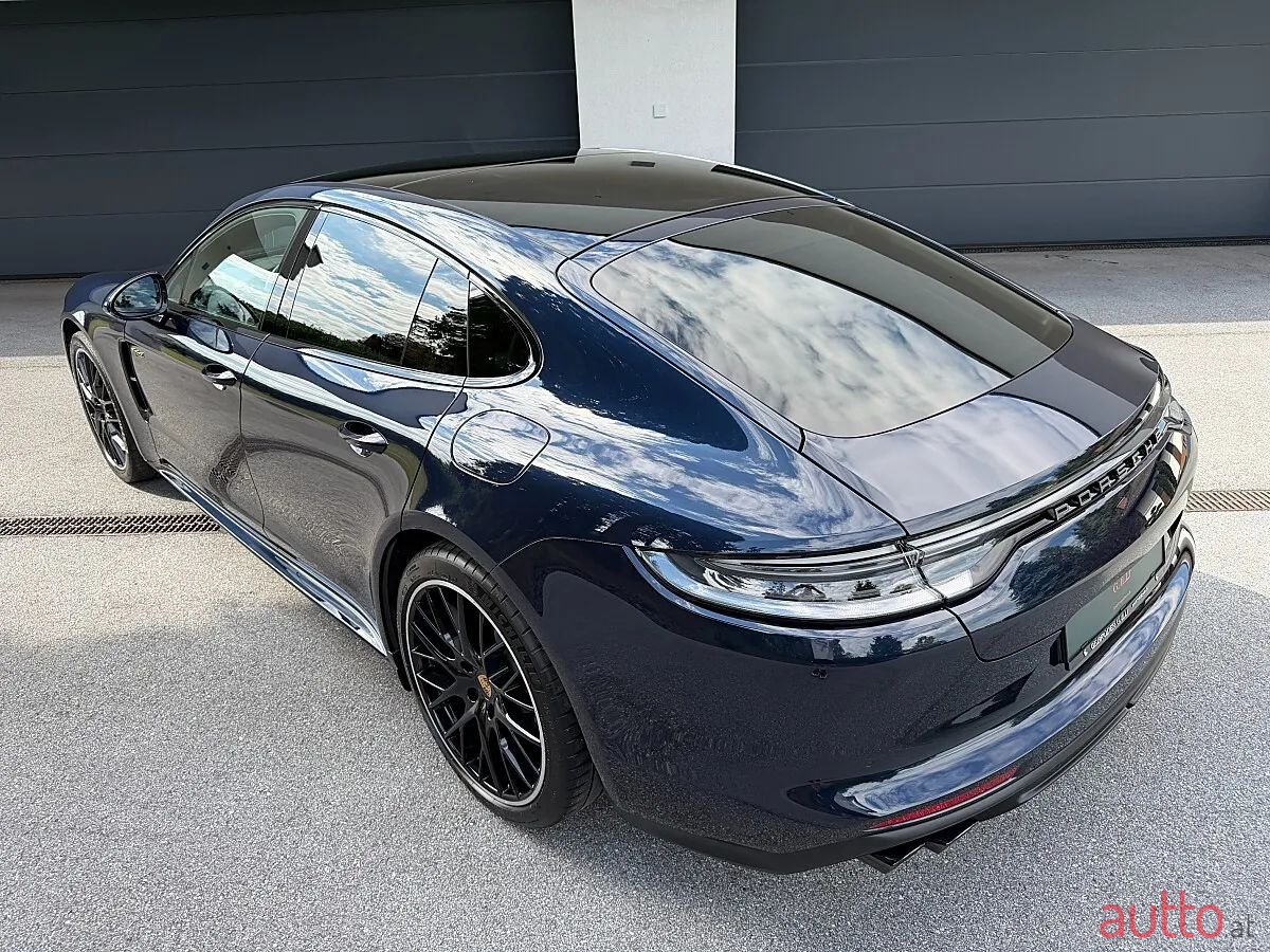 2022' Porsche Panamera photo #5