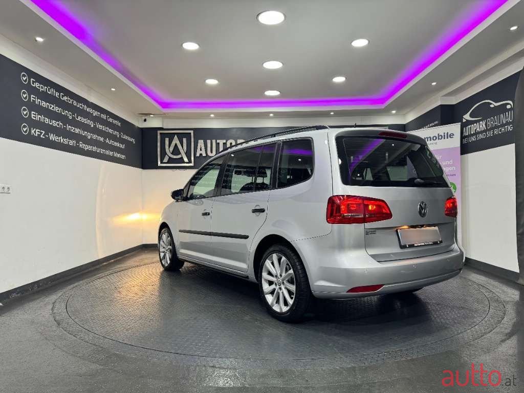 2012' Volkswagen Touran photo #3
