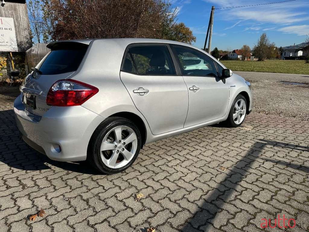 2011' Toyota Auris photo #6