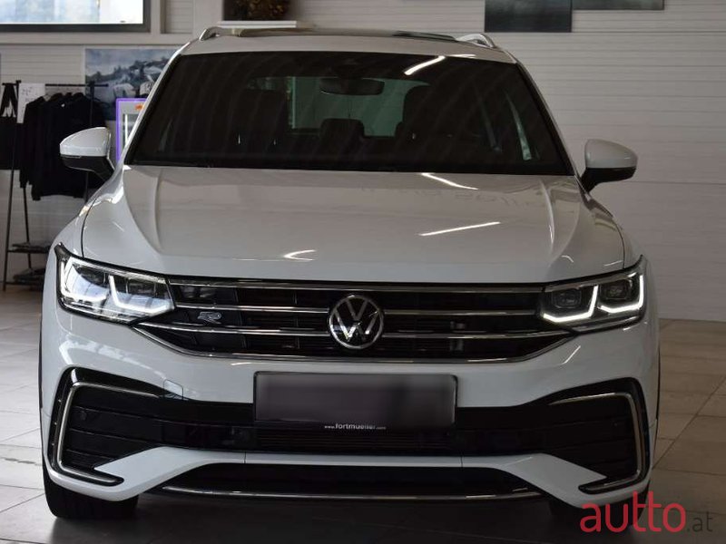 2021' Volkswagen Tiguan photo #3