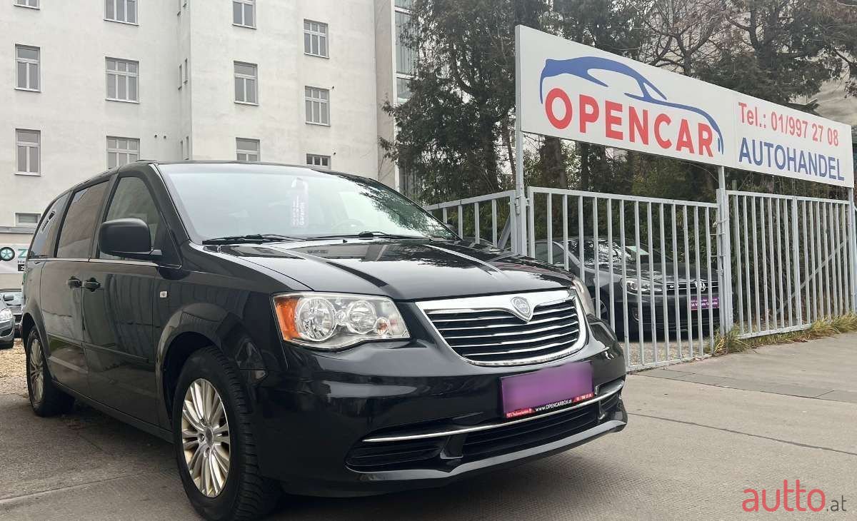 2012' Lancia Voyager photo #1