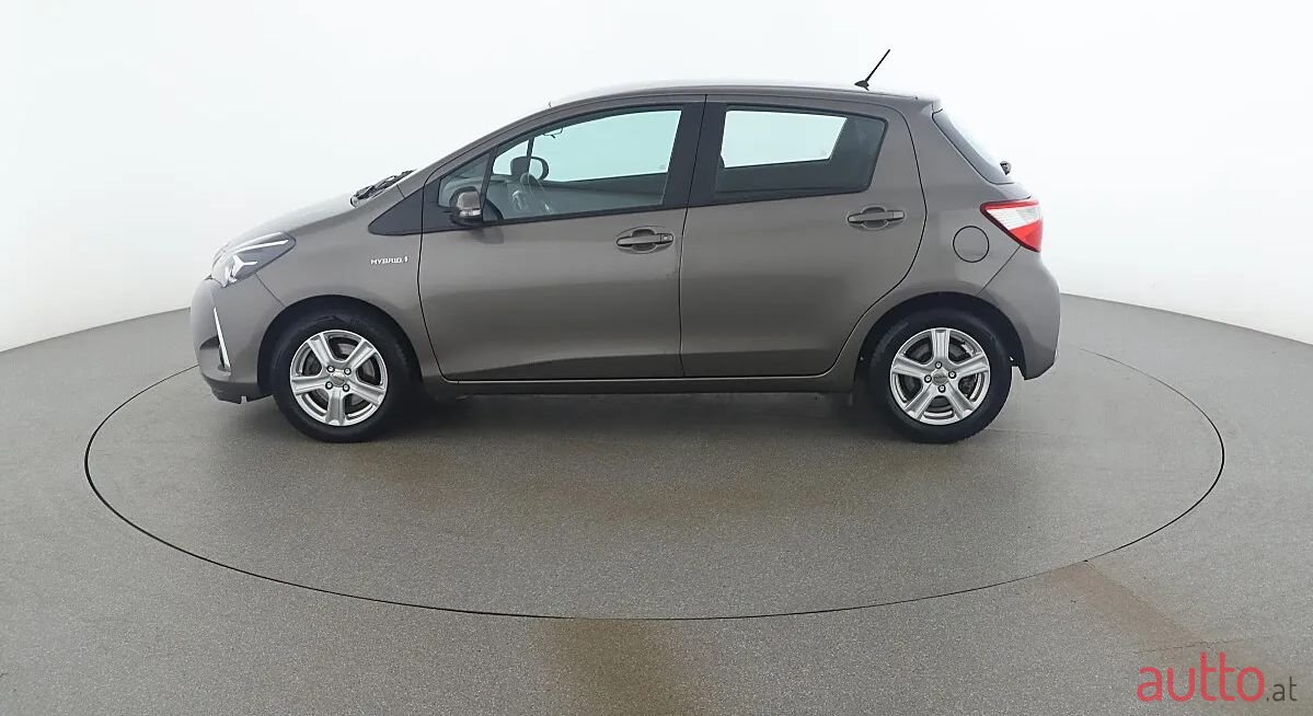 2017' Toyota Yaris photo #2