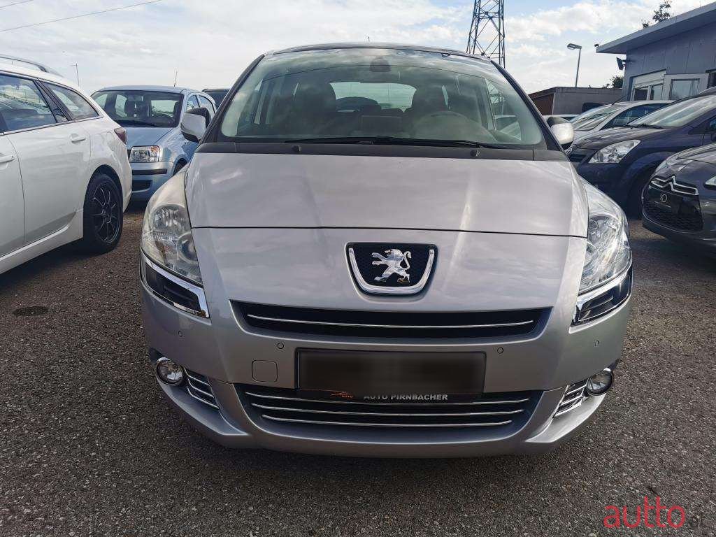 2011' Peugeot 5008 photo #2
