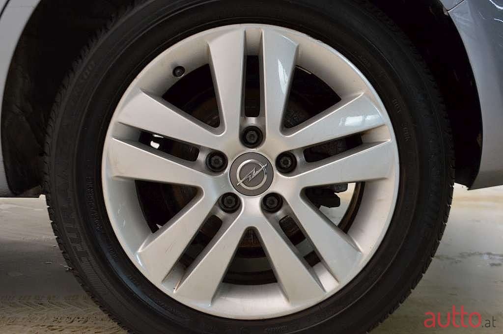 2010' Opel Zafira photo #5