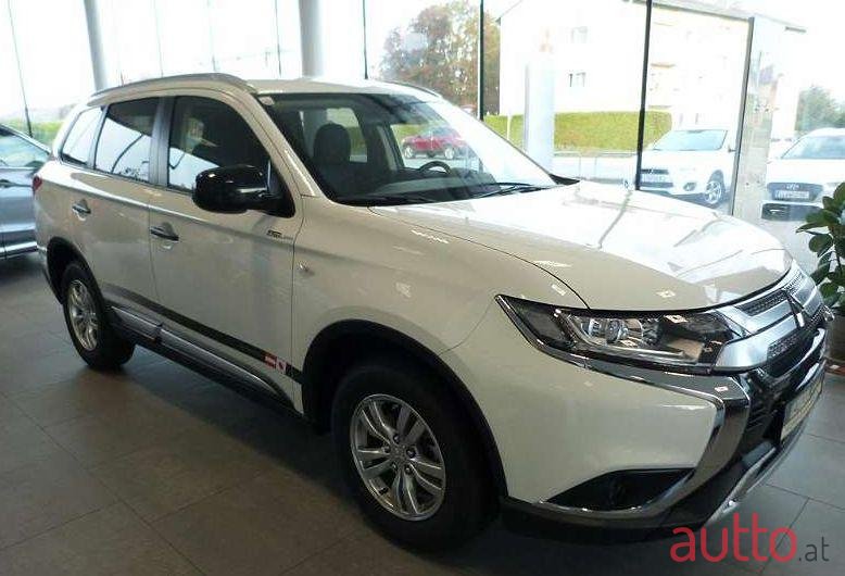 2020' Mitsubishi Outlander photo #1