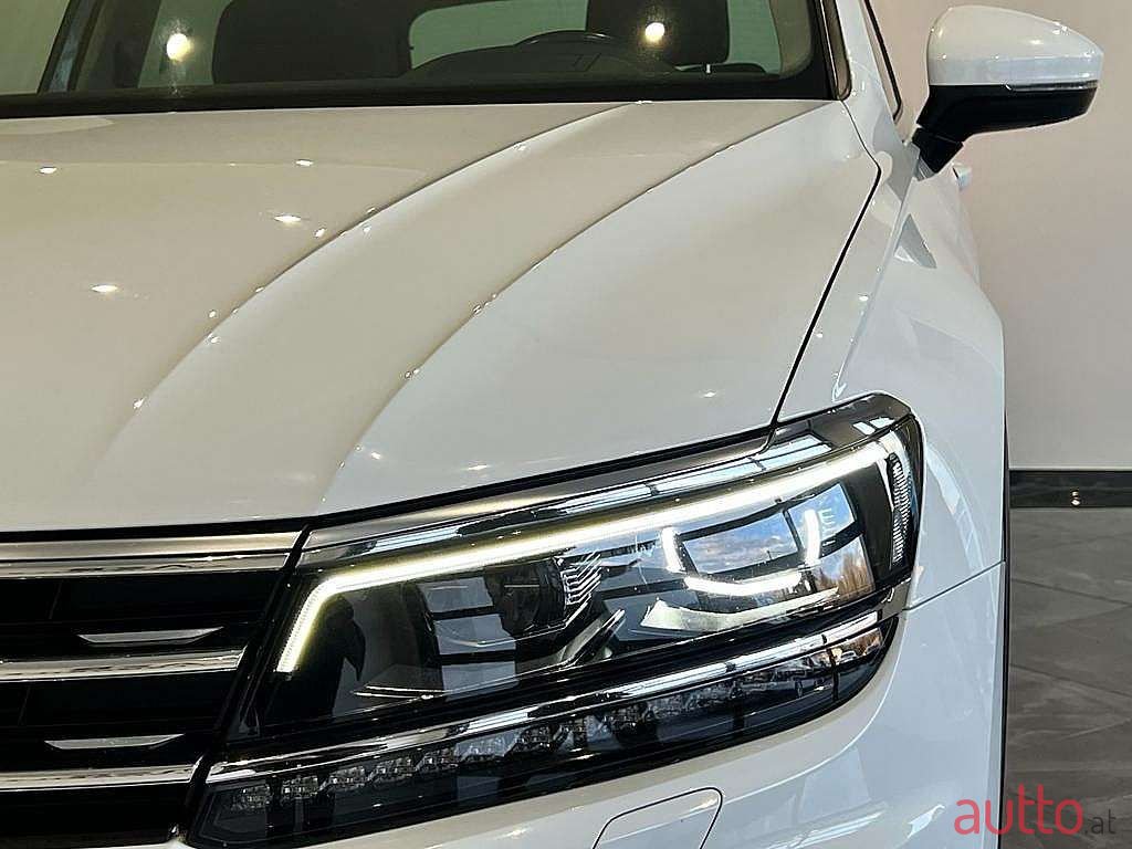 2016' Volkswagen Tiguan photo #3