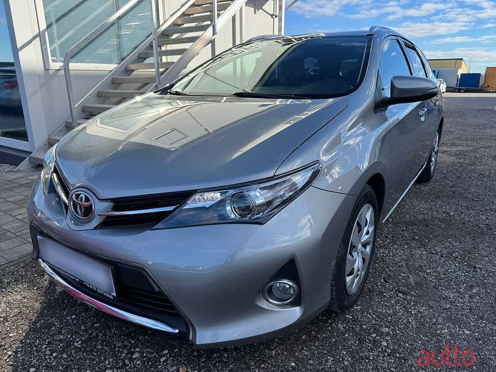 2014' Toyota Auris photo #1
