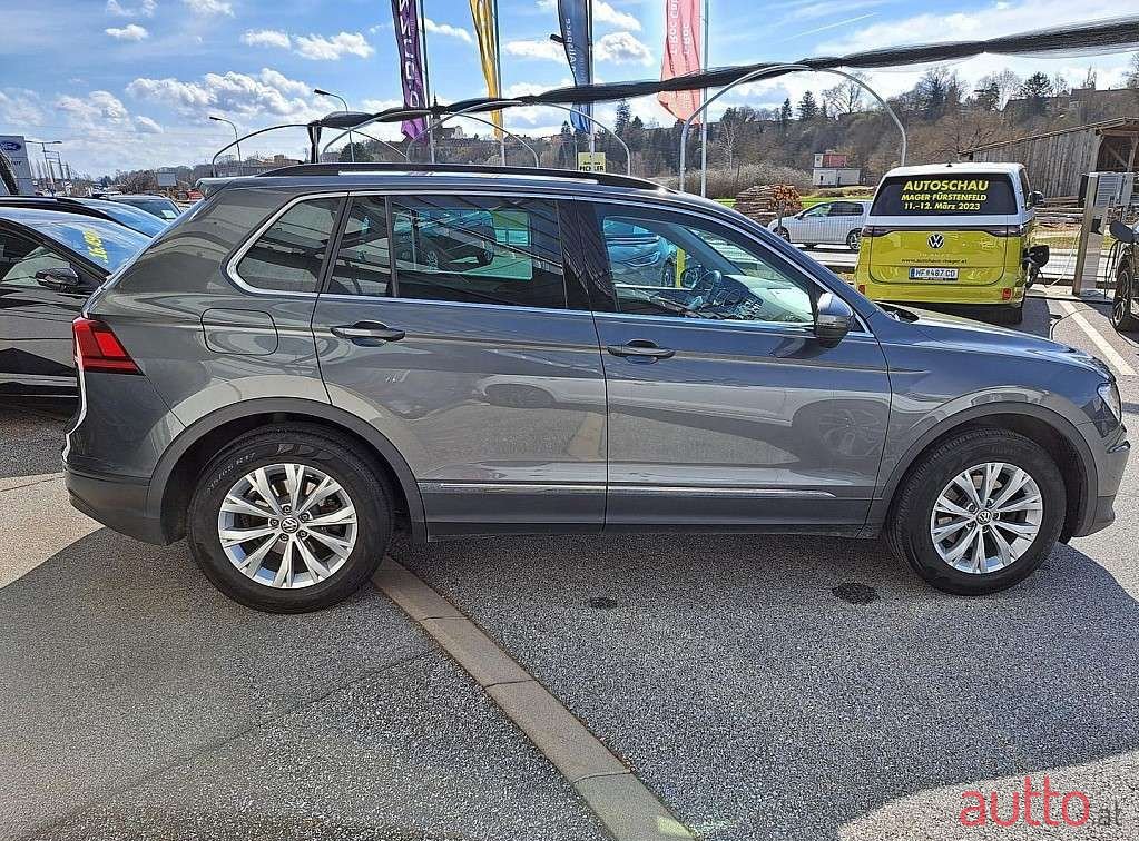 2017' Volkswagen Tiguan photo #4