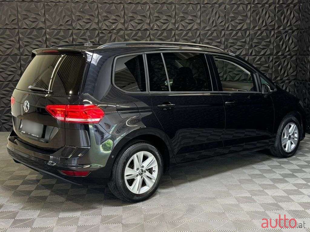 2020' Volkswagen Touran photo #3