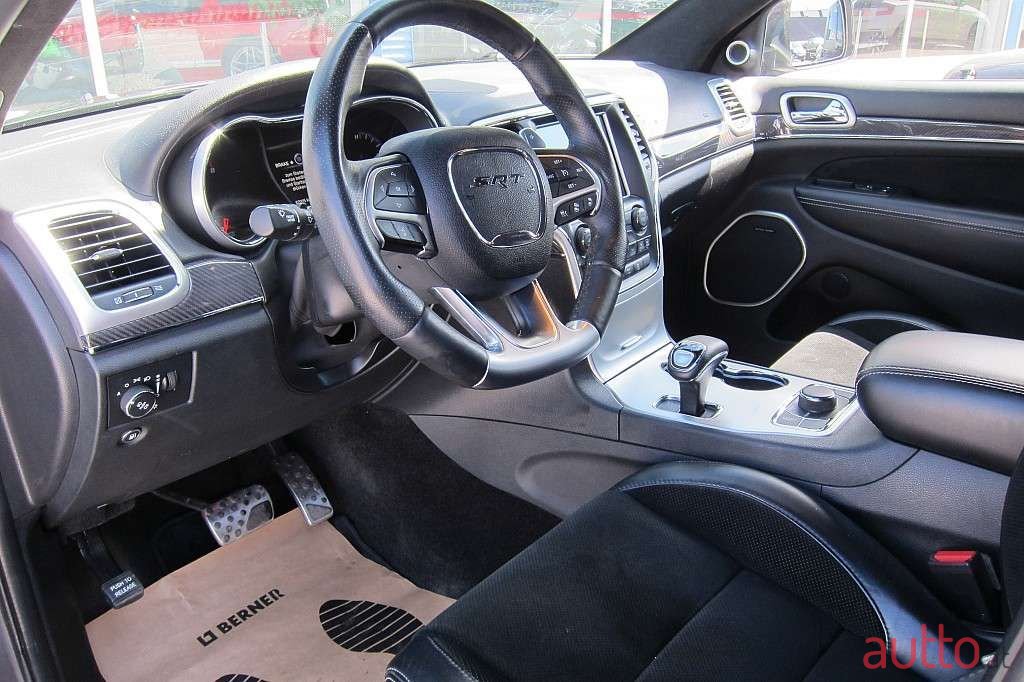 2016' Jeep Grand Cherokee photo #5