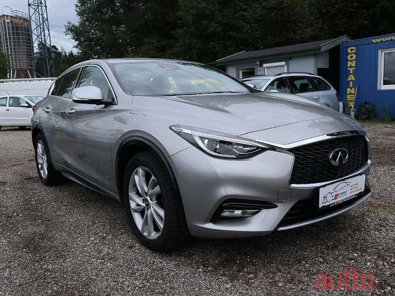 2016' Infiniti Q30 photo #2