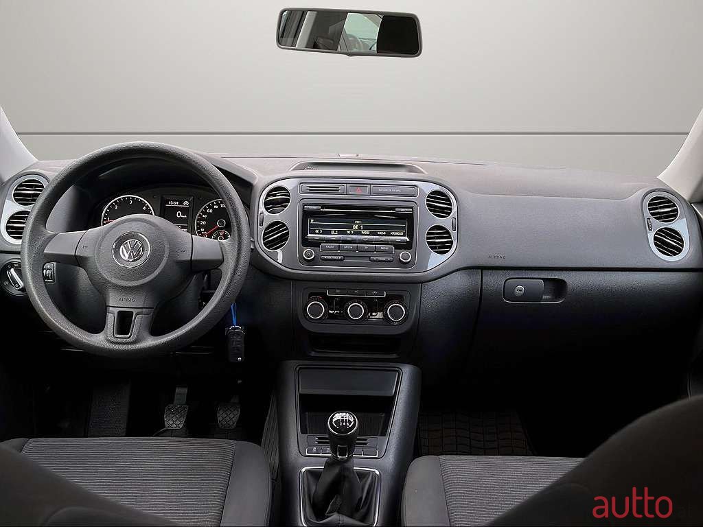 2012' Volkswagen Tiguan photo #6