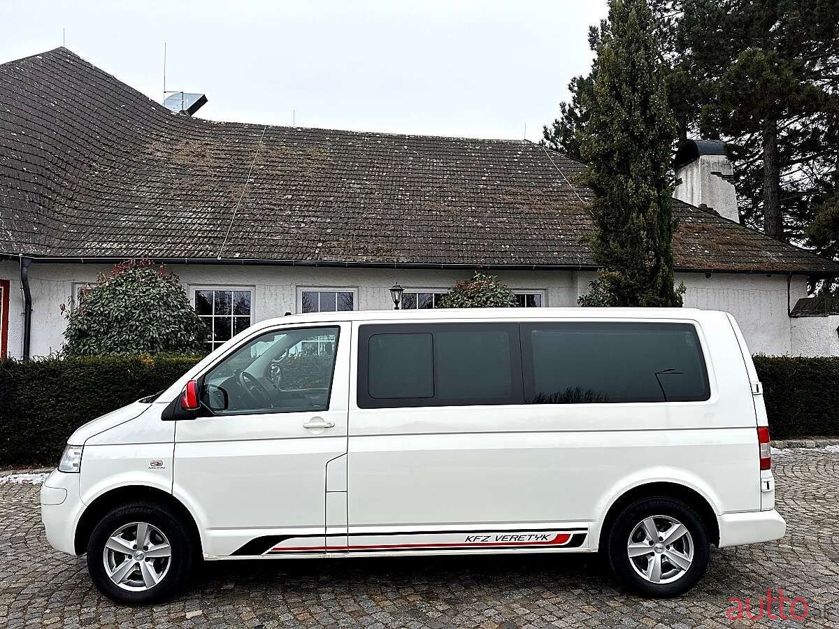 2009' Volkswagen Caravelle photo #2