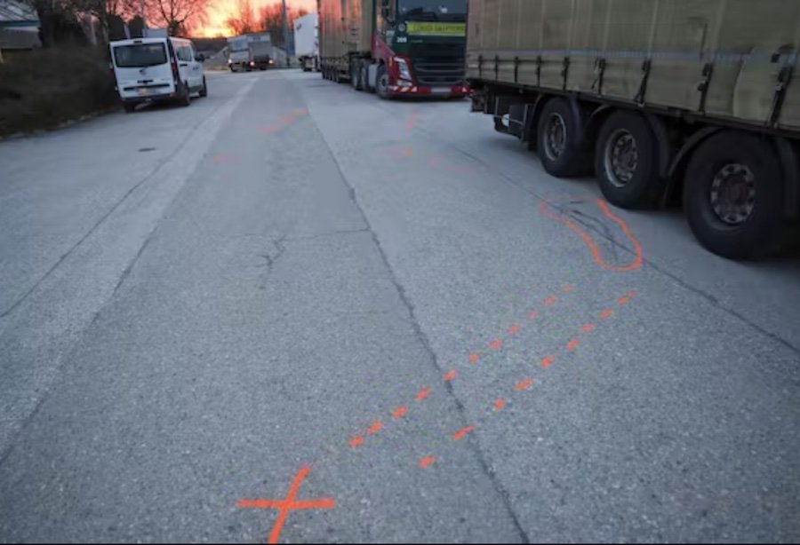 Fußgänger von allen Reifen eines Lkw überrollt – tot