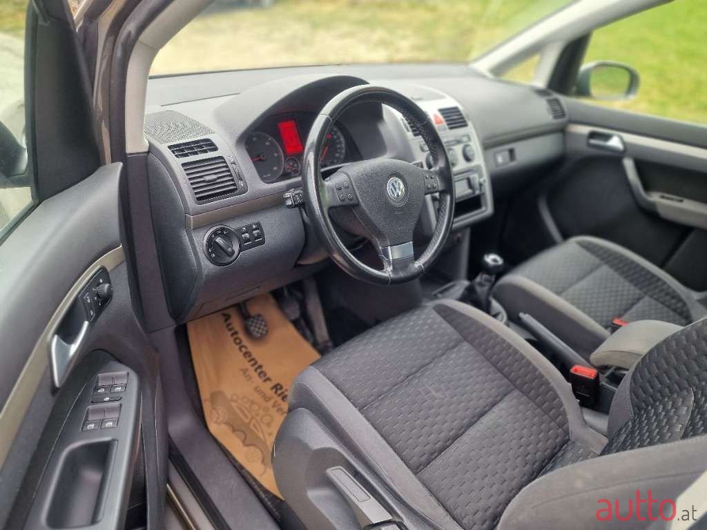 2009' Volkswagen Touran photo #6