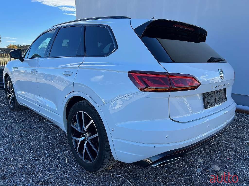 2018' Volkswagen Touareg photo #4
