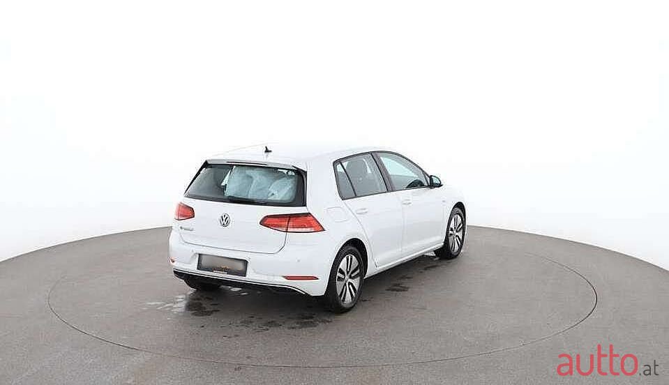 2017' Volkswagen Golf photo #3