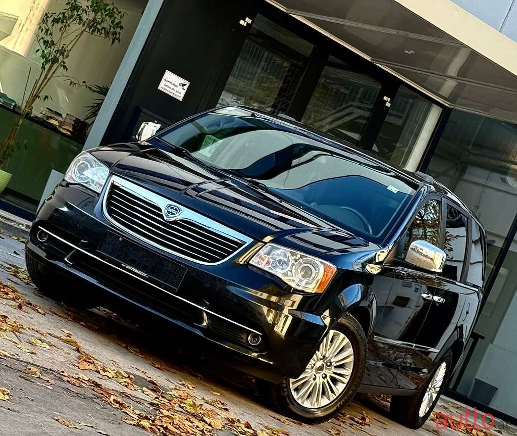 2013' Lancia Voyager photo #5