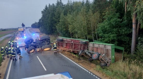 Landwirt kippte nach Crash mit Traktorgespann um