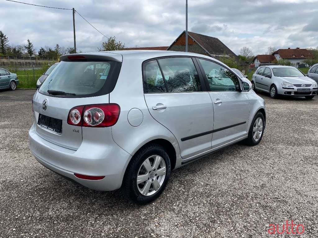 2009' Volkswagen Golf photo #6