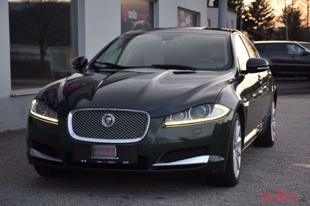 2012' Jaguar XF photo #3