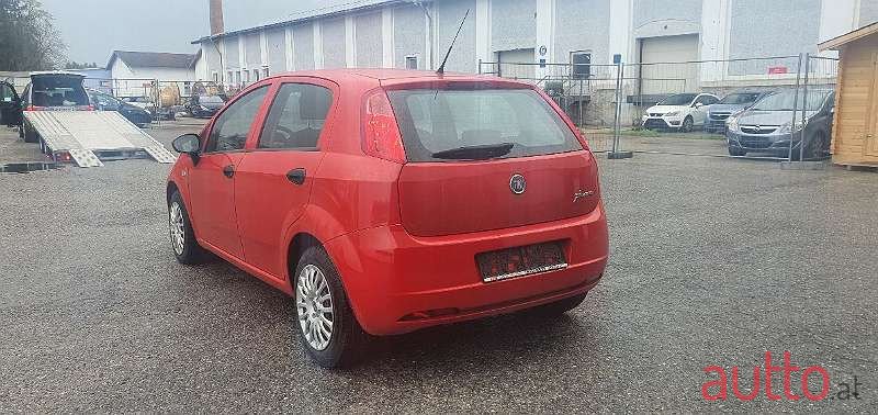 2011' Fiat Punto photo #4