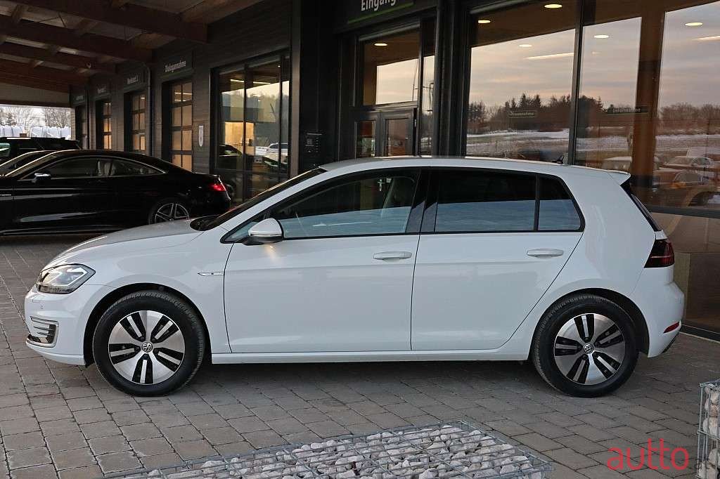 2020' Volkswagen Golf photo #2