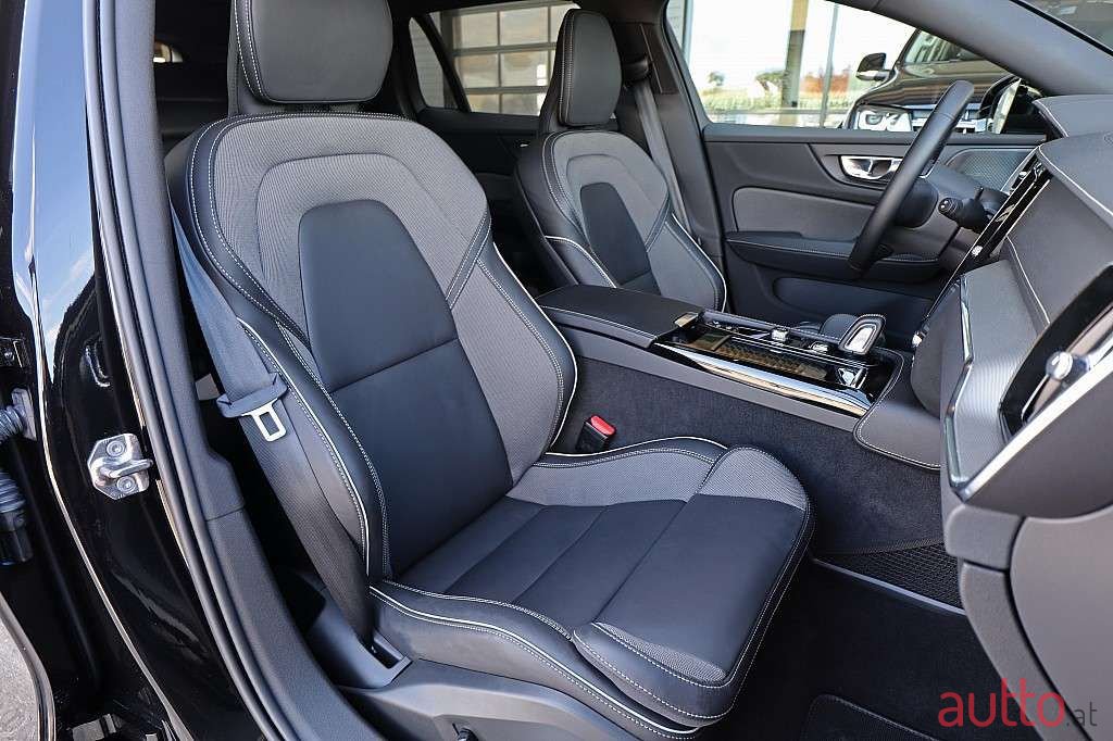 2021' Volvo V60 photo #5