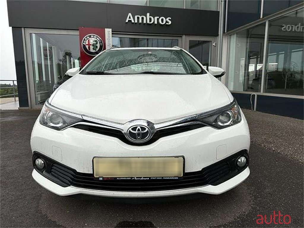 2015' Toyota Auris photo #2