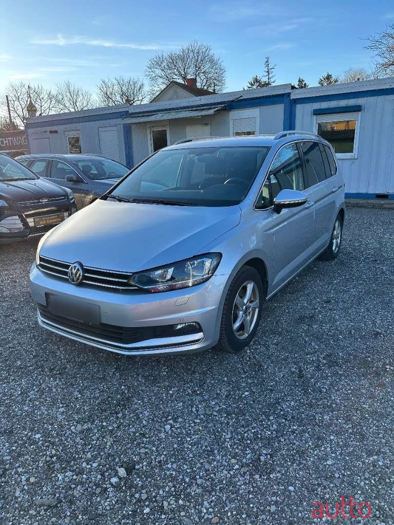 2018' Volkswagen Touran photo #2