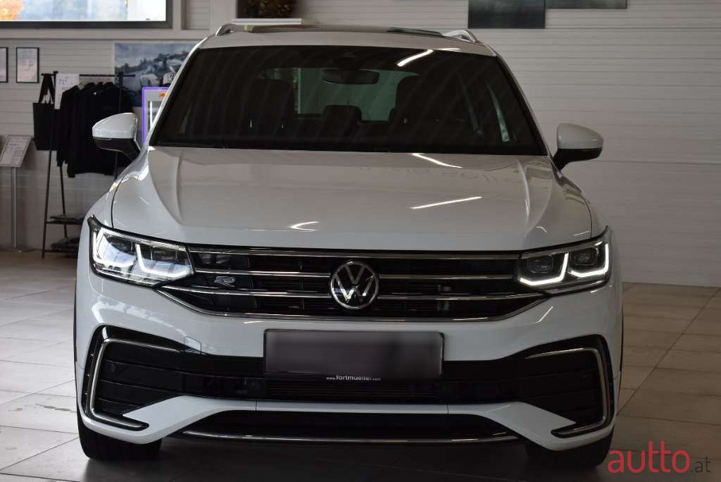 2021' Volkswagen Tiguan photo #3