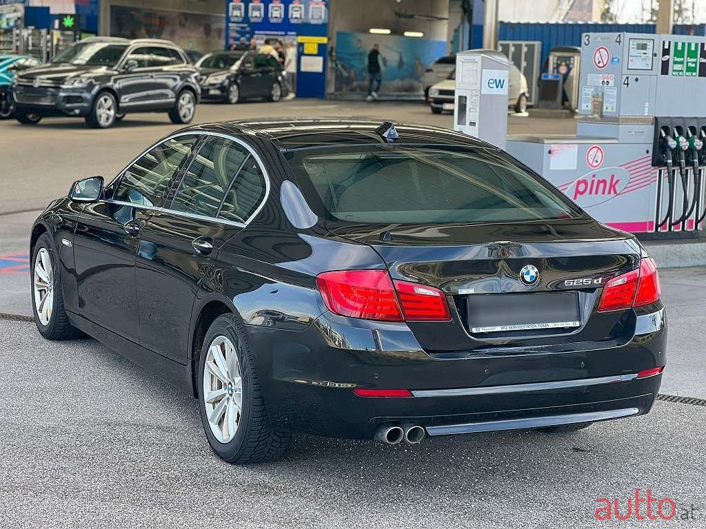 2011' BMW 5Er-Reihe photo #5